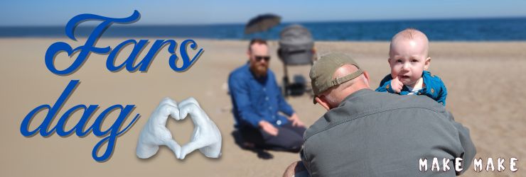 Fars dags banner med far, barn og bedstefar p stranden. Der ses en barnevogn en baggrunden og himlen er bl og skyfri. 