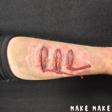 Arm med kradsemrker lavet med flydende latex til halloween udkldning. 