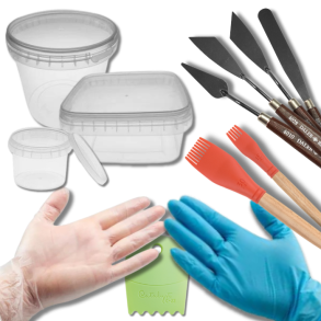 Werkzeuge, Plastikboxen und Gummihandschuhe