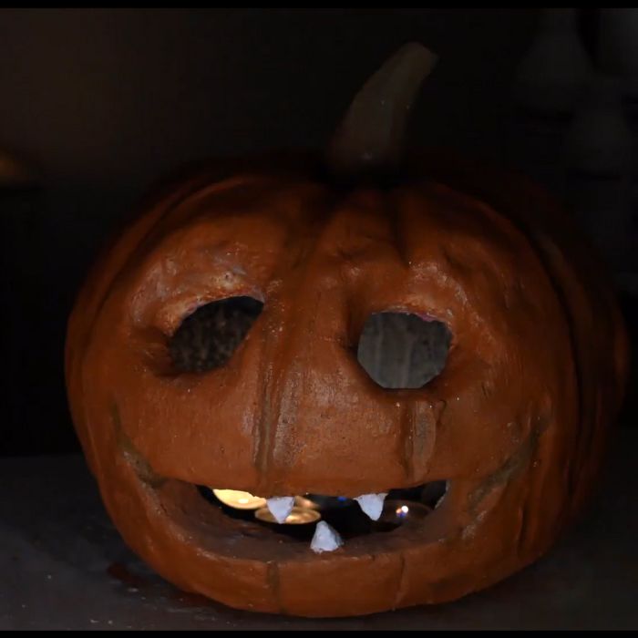 Halloween græskar med lys i - lavet i dekorationsbeton.