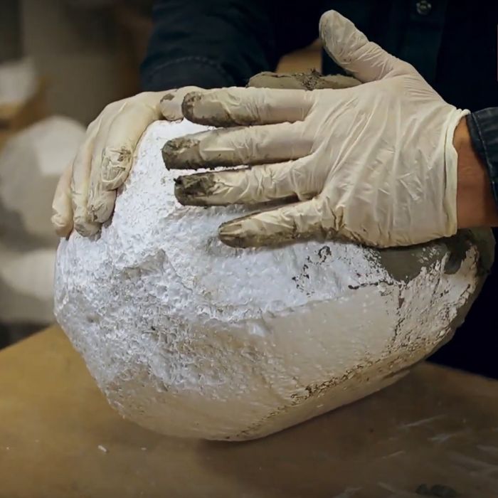 Næste trin i denne halloween pynt lav selv - vejledning er at blande betonen (1 kg vand til 5 kg deko beton) og lægge det på græskarformen.