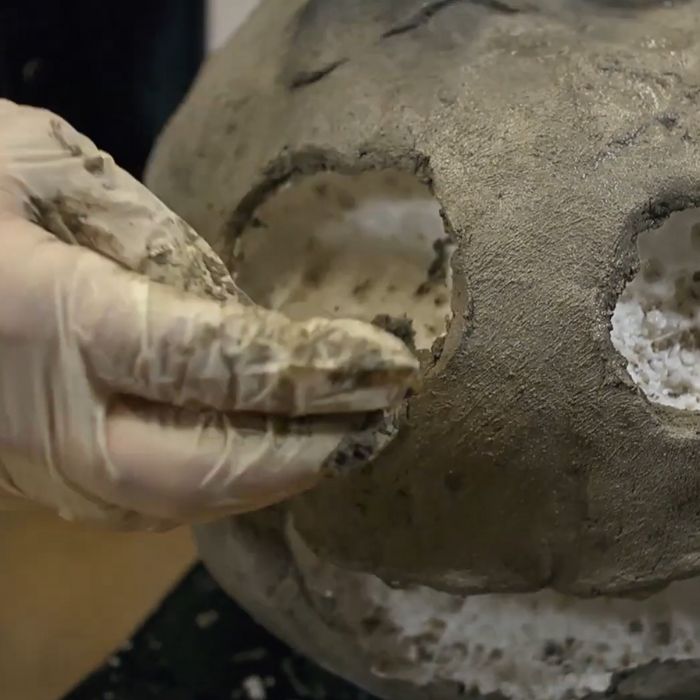 Beton blandes (1 l vand til 5 kg beton ca.) og lægges på græskaret. Den tørre beton skal fugtes inden den friske lægges på.